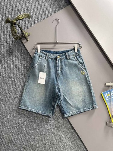 迪奥2025夏季新品牛仔裤牛仔短裤，采用进口客供日本Denim平纹棉质牛仔面料梭织生产，三标齐全，顶尖的石磨水洗工艺让质感达到80年代的老味，柔软细腻舒适透气，