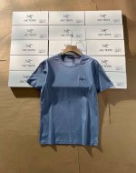 本地自取180 :礼盒装 ～圆领短袖Arc’Teryx始祖鸟 面料: 180克双面液氨丝光速干 工艺: 小标绣花 克重：180克 颜色：牛仔蓝 码数：M-Xxx