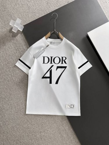 dior 25Ss春夏新款首发专柜最新款短袖圆领T恤 高端订制 设计前卫时尚 品牌Logo重工艺设计 高端定制230克面料.手感柔软.穿着舒适.专柜级别精致车线