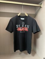 菲利普普兰2025春夏新品日系潮漫字母印花短袖T恤；定制专属面料，左下脚plen织唛，后幅中间金属皮章徽标，吊牌则是由真皮冲压缝制，胸前日系潮漫缺失字母印花工艺