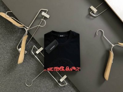 vers*合身版型S-Xl 25早春最新重工美杜莎人物刺绣融合胶印高工艺重磅短袖，高端品质专柜原单圆领短袖，顶级制作工艺进口面料，专柜款独特设计，采用进口高端订