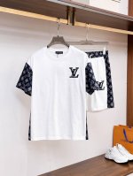 lv路易威登 2025新款短袖短裤套装，春夏最好看的一款纯棉套装，定制专柜纯棉面料，原版定织罗纹，车线整齐。上身时髦洋气、兼具了实穿性以及设计感 既有个性又不失