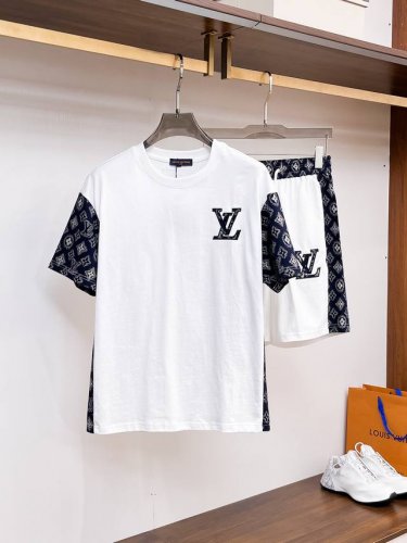 lv路易威登 2025新款短袖短裤套装，春夏最好看的一款纯棉套装，定制专柜纯棉面料，原版定织罗纹，车线整齐。上身时髦洋气、兼具了实穿性以及设计感 既有个性又不失