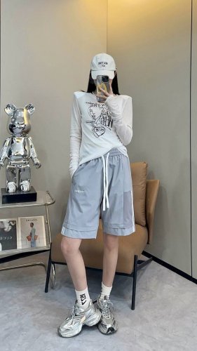 新款上新 adidas拼接休闲运动短裤男女情侣短裤 自带层次穿穿搭感的阿迪短裤 面料光滑冰冰凉凉的那种 超舒级服 进口机器立体刺绣 细节一到步位 腰内部里有抽绳