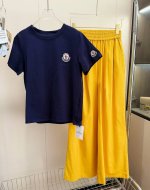 180包邮 品名：Moncle*女主角贴布短袖休闲裤套装 尺码：M.L 颜色：藏青/黄色 绝美种草图，超有品味的，位出道博主私藏。藏青是海平面下的暗涌，姜黄是加