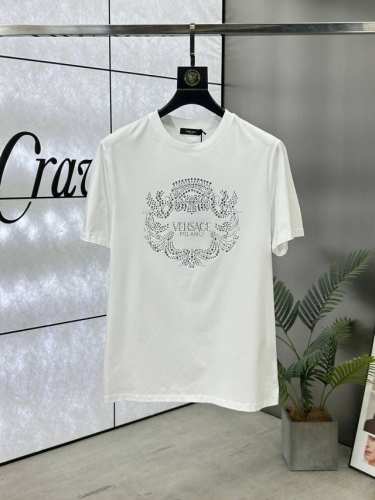 versace 范思哲 25Ss春夏新品水晶钻圆领短袖T恤，正面缀饰有进口澳钻品牌标识设计，打造男士基本款单品，为男士衣橱注入新意。采用80支双股丝光棉面料制成