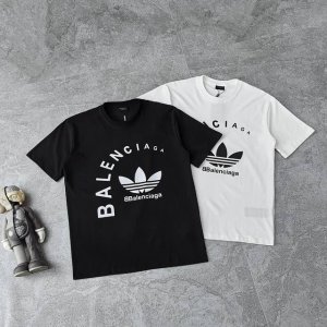 上新 Adidas三叶草联名Balenciaga系列25Ss限定情侣款短袖T恤，流量爆款，上身帅气百搭不挑人，休闲运动均可驾驭，经典永不过时绝佳秋季出行穿搭必备
