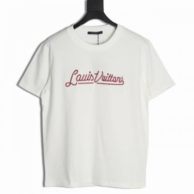 louis Vuitton Lv 路易威登 25Ss 草写字母刺绣短袖 采用300G双纱重磅面料，1:1螺纹，手感柔软舒适，上身亲肤透气，垂感佳，胸口红色签名刺