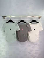 Chane*2025新品上架 立体花朵针织短袖上衣 定制Yb羊毛纱线织造 弹力舒适 透气好穿 针织上衣剪裁 一字肩领配合短袖口 美化头肩比例更显瘦 胸前勾勒双C