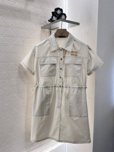 miumi*2025新品上架 翻领短袖连衣裙 定制Yb斜纹全棉材质 工艺处理 穿搭挺括有型 翻领短袖连衣裙剪裁 通体素色和撞色轮廓线 利用剪裁和细节提升精致度