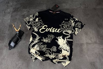新款短袖上新2025Ss夏季新品 福神Evisu 夏日潮流新宠！这件短袖简直是时尚与品质的完美融合。 面料选用的是优质棉质，柔软亲肤，透气性一流，夏天穿着舒适又