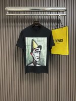 prada 2025Ss新款法国艺术微喷油画涂鸦小丑马戏团人物画圆领短袖T恤！面料柔软舒适 男女同款 出街潮流必备搭配。尺码：M-3Xl M码衣长68Cm 肩宽