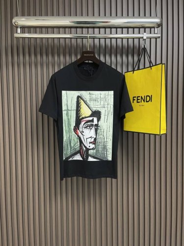 prada 2025Ss新款法国艺术微喷油画涂鸦小丑马戏团人物画圆领短袖T恤！面料柔软舒适 男女同款 出街潮流必备搭配。尺码：M-3Xl M码衣长68Cm 肩宽