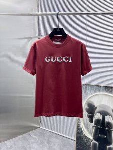 古奇 Gucci 2025新款 圆领 短袖 T恤 ，高端版本！专柜定制面料 透气舒适度高，细节无可挑剔，品牌元素设计理念，体现高品质。手感细腻柔软！呈现休闲裁剪