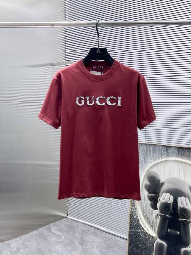 古奇 Gucci 2025新款 圆领 短袖 T恤 ，高端版本！专柜定制面料 透气舒适度高，细节无可挑剔，品牌元素设计理念，体现高品质。手感细腻柔软！呈现休闲裁剪