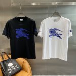 巴家 Burberry经典骑士T恤 黑白底色上的蓝调魅力 T恤上那标志性的蓝色骑士图案刺绣，精致又充满辨识度，品牌的悠久历史与独特风格。袖子上的小细节也很出彩，