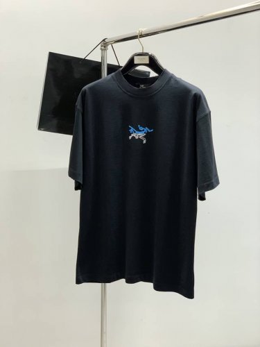 Arcteryx 始祖鸟，2025夏季Aw新品，时尚休闲圆领短袖T恤，专柜同步有售，原单狠货，进口原版面料，工艺极度复杂，视觉相当雅致时髦，高贵而优雅，从主体面