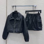 17401# 套 alexander Wan*2025新品 拉链冲锋外套短裙套装 定制Yb进口防风防水尼龙材质 质感高级 立体有型 短款拉链外套短裙套装 尽显时