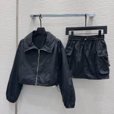 17401# 套 alexander Wan*2025新品 拉链冲锋外套短裙套装 定制Yb进口防风防水尼龙材质 质感高级 立体有型 短款拉链外套短裙套装 尽显时