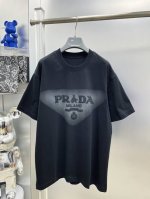 pra 普拉达 高克重 2025夏季新款字母小人刺绣三角Logo最新品短袖 Dd 专柜同步有售，原单狠货，时尚进口原版科技面料，上身舒适透气，原版定制五金辅料，