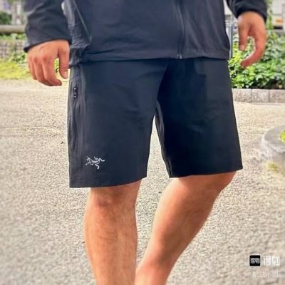 arc‘Teryx 始祖鸟 夏季新款轻量速干高端商务系列短裤！ 始祖鸟近两年来一直主打的高端系列，此系列秉承了专业性的设计理念，美观性和耐久性于一身，锦纶+氨纶