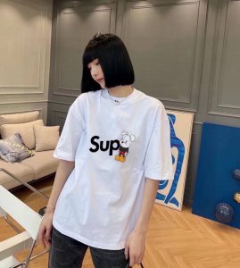 上新 元素碰撞 别致心情 经典的Supreme趣味Logo Tee 高密针织圆领设计 平整简约 亲肤透爽 面料的柔软性舒适性无可挑剔 男女均可驾驭 打破性别局限