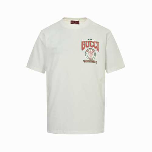 gucci 古驰 25Ss 胸口字母徽章印花短袖 精选 %高支棉，触感如春风拂面，轻盈贴合肌肤，赋予日常穿着以极致舒适。领口采用防变形螺纹织法，肩线精准裁剪修饰