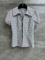 高版本出货啦 香家满Logo短袖衬衣 春夏系列 泡泡袖设计 满Logo提花条纹图案 镂空双C水钻纽扣点缀 精致个性 定制棉质提花面料 舒适亲肤 收腰版型 上身显