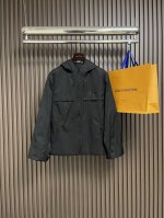 Lv 2025Ss早春新品新款连帽外套。面料采用100％锦纶，材质立体挺拔，不起皱机洗，手感顺滑结实，整件对花对位手工剪裁，花型左右完完全对花，全件辅料五金开模