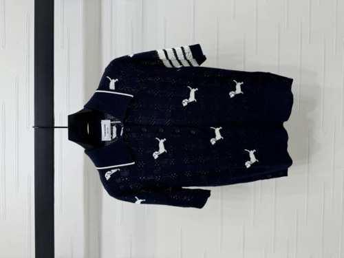 上新原单高端品质 Thom Brown* 2025春夏最新系列！小狗翻领针织短袖！定制羊毛针织材质 舒适柔软 质感十足 通体镂空钩花配合小狗图案装饰 可爱减龄