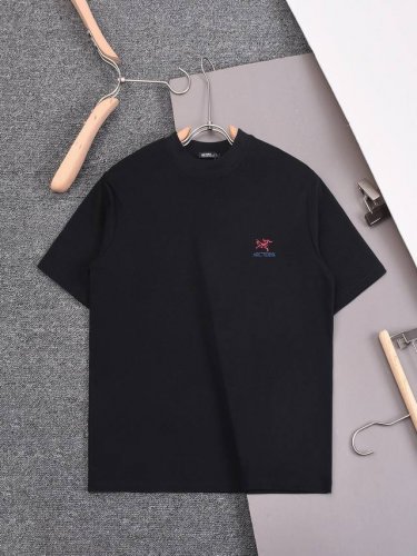 arc‘Teryx 始祖鸟，2025 Ss春夏新款 大鸟Logo彩色渐变印花 圆领短袖T恤男女同款 简约时尚精致，色彩搭配舒适， 定织定染纯棉洗水面料250克重
