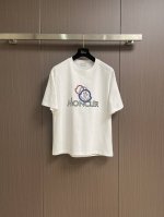 moncler 2025Ss新款做旧 Logo印花短袖T恤 Moner标识点缀于胸前 仿佛艺术家的灵魂印记 辨识度拉满 低调中蕴含着无尽的故事与格调 无需多言