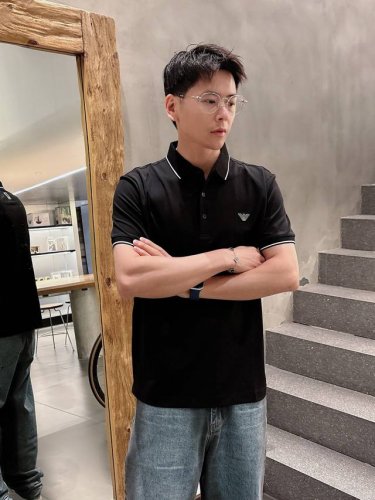 阿玛尼 高端货商务 白领 单位人士必入单品！ 休闲商务翻领短袖，科技面料，体感非常棒，手感顺滑质感很棒！弹性好，无任何束缚感，面料自带透气网孔，吸湿排汗，速干保