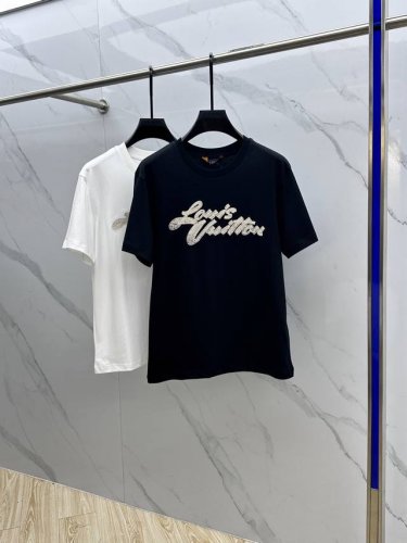 LV*路易威登 2025Fw春夏新品圆领打底外穿T恤 立体Logo字母刺绣 手感面糯有骨感 柔而有韧性 工艺处理 韧性和抗皱性能得到大幅度提高 胸前Logo工艺