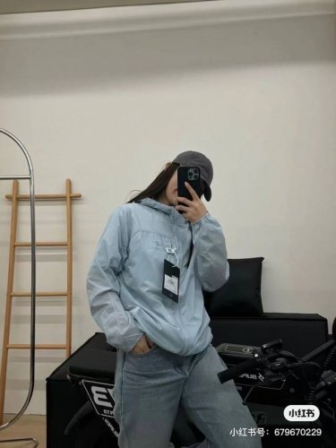 新款始祖鸟防晒服 行走的“防晒伞”夏季刚需皮肤衣上线Arc‘Teryx始祖鸟轻薄款，舒适透气降温防晒衣 一款能降温的全方位防晒皮肤衣来啦！ 帽檐看脱卸全方面包裹