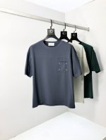 马吉拉。2025春夏新品时尚圆领短袖高级定制百搭款式！更有实用感 任何人都可以轻松驾驭 采用莫代尔氨纶面料制作，奢华经典品牌Logo设计，H非常显档次懂货的必须