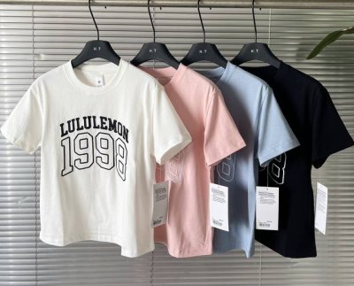 Lululemon露露乐蒙 Relaxed-Fit 宽松舒适百搭字母数字针织短袖 T恤 女款！！ 是妥妥的 甜酷学院辣妹风 单品！结合品牌一贯的舒适度和时髦设计