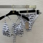 款号D25030548 Miumi*缪家新款 满身字母Logo印花性感比基尼分体泳衣 带胸垫 三角标挂脖文胸内衣三角内裤！海边度假温泉泳池必备！黑色、白色、 ，