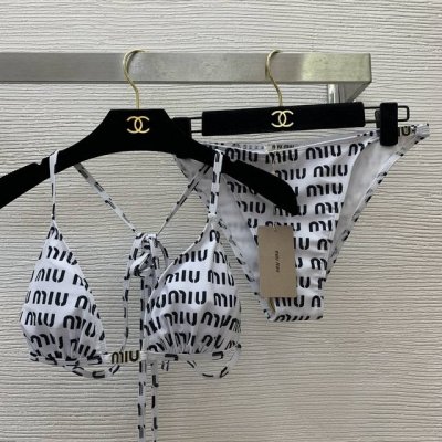 款号D25030548 Miumi*缪家新款 满身字母Logo印花性感比基尼分体泳衣 带胸垫 三角标挂脖文胸内衣三角内裤！海边度假温泉泳池必备！黑色、白色、 ，