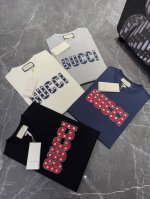 gucci 25Ss新款圆领T恤 胸前定制品牌图形烫画工艺.双层工艺色彩层次分明.减龄搭配.色彩搭配时尚好看.整体效果年轻有活力 新品 G棉材质精制而成 着感手