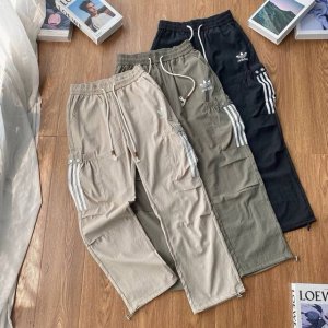 Adidas阿迪达斯三叶草经典三杠美式大口袋户外工装裤爆款上新 经典工装裤设计，立体裁剪口袋，经典Logo诠释一贯的品质理念束脚设计细节到位 双压线车工 大厂做