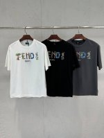 新品 渠道精品,2025春夏新款Fe*Di彩色花卉字母涂鸦标识男士纯棉圆领短袖T恤。彰显年轻时尚活力的简约款短T,与众不同的特质成就了它独有的简洁美感前幅的设计