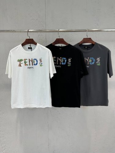 新品 渠道精品,2025春夏新款Fe*Di彩色花卉字母涂鸦标识男士纯棉圆领短袖T恤。彰显年轻时尚活力的简约款短T,与众不同的特质成就了它独有的简洁美感前幅的设计