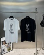 Saint Laurent圣罗兰25S新款潮牌T恤.男女同款！经典字母是每年的爆款单品.前幅大面积印花采用3D立体绣花.成本极高！采用280G纯棉面料.贴身柔软