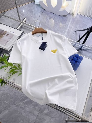 普拉达 夏季新品，胸口经典三角章仔Logo时尚单品设计，更加时尚舒适，高标准定制，上身非常有型，客供辅料，客供进口高档面料质感非常细腻，细节工艺精湛考究，塑造性
