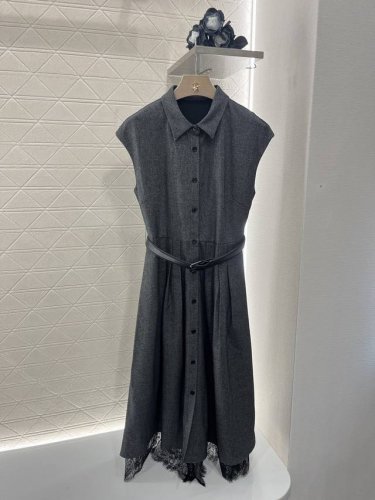 Dio*2025新品上架 腰带蕾丝连衣裙 定制Yb进口人棉材质 质感细腻 垂感有型 腰带连衣裙剪裁 利用剪裁和细节提升精致度 全开襟搭配下摆蕾丝花边拼接融入 低