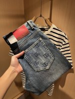 dolce & 杜嘉*纳 2025春夏新品牛仔裤，水洗处理自然不易变形脱色、立体剪裁完美塑形面料质舒适柔软随意搭配、舒适代表它对时尚休闲的诠释是Dg一贯作风 细