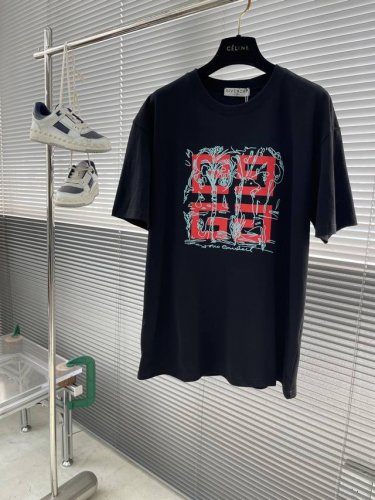 gvc 25年春夏新品4G Logo圆领T 100%纯棉材质，洗后275G，领口采用双针走线，3D立体印花，锁链底拉肩包边，四线密边，一寸13针，高品质做工，1