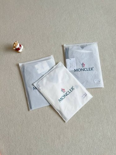 掌柜力荐 众多明星同款 moncler 盟可睐 蒙口 官网同步上新 织带标识印花翻领polo衫 采用原版Zp一致定制索罗娜双珠地面料 螺纹同缸定染对格对纹零色差