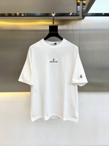 mon蒙口、25春夏男士圆领刺绣Logo短袖T恤，富氧冰棉平纹针织宽松版型圆领短袖T恤，纯棉高支数纹理线条面料，整体的触感极为舒适，贴身自带凉感，亲肤效果也是极